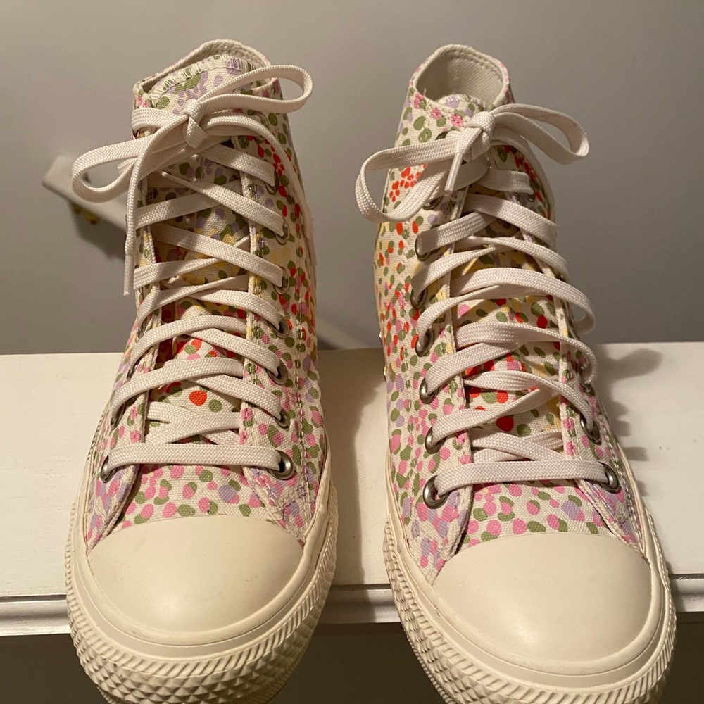 Women’s Converse Size 9